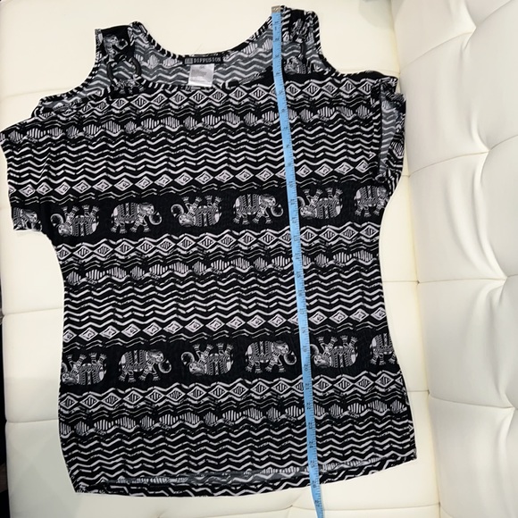 Slinky ethnic print, cold shoulder top, size large - Picture 6 of 7